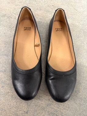 FRYE AND CO. Black Leather Women's Round-Toe Flats